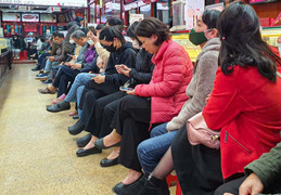 Đua nhau mua vàng 'trên đỉnh', nhiều người lỗ chục triệu đồng chỉ sau 1 đêm