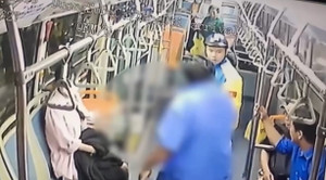 Người đàn ông xông lên xe buýt hành hung tài xế ở TP.HCM