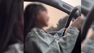 Xác minh clip người đàn ông để bé gái cầm vô lăng lái ô tô