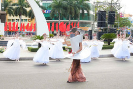 Hoa hậu H'Hen Niê hóa thành ly cà phê cuốn hút trên đường phố Buôn Ma Thuột