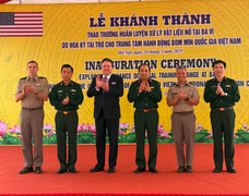 Mỹ bàn giao cơ sở huấn luyện rà phá bom mìn cho Việt Nam