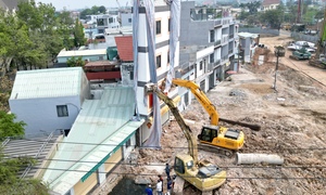 Dùng máy xúc chống đỡ nhà 3 tầng sắp sập: Chủ nhà bỏ ý định mời 'thần đèn' giải cứu