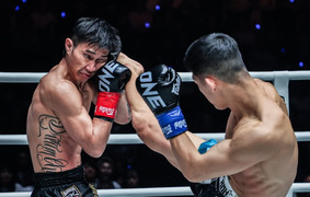 Dính gần 30 cú đấm, cao thủ Muay Thái gục ngã trước cựu số 1 thế giới kickboxing