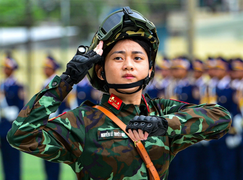 Chiến sĩ đội nắng tập luyện diễu binh Kỷ niệm 50 năm Giải phóng Miền Nam