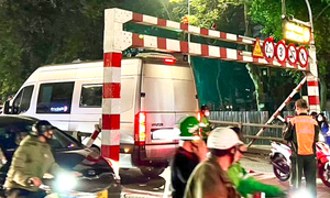 Ô tô mắc kẹt trên cầu vượt, tài xế bị phạt 5 triệu đồng