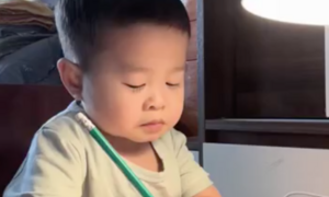 'Giáo sư tí hon' gây sốt mạng và hành trình chiến đấu với bệnh hiếm