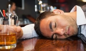 Vì sao có người đỏ mặt, tái nhợt sau uống rượu?