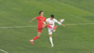 Cầu thủ Trung Quốc cao chân nguy hiểm, U22 Việt Nam chịu oan phạt đền?