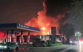 Cháy lớn khu nhà xưởng cạnh cây xăng ở Hà Nội