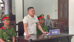 Bị bắt vì mua bán trái phép chất ma túy, lộ thêm tội tàng trữ súng quân dụng