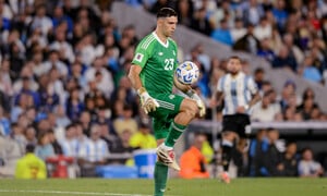 Thủ môn Argentina tâng bóng trêu ngươi tuyển Brazil