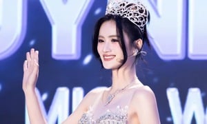 Hoa hậu Ý Nhi tạm ngừng việc du học ở Australia 