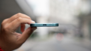 Cổng sạc iPhone 16 Pro Max: Chuẩn USB-C, sạc không dây đến 25W