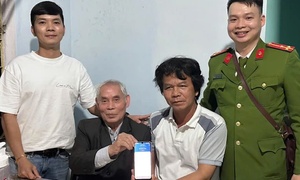 Công an giúp chủ đại lý vé số nhận lại số tiền suýt bị mất do trả thưởng nhầm