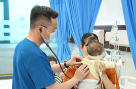 Trẻ nhiễm virus sởi trở nặng, nhiều ca phải thở máy