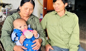 Mẹ trầm cảm phải đi viện tâm thần, con trai 1 tuổi khóc ngằn ngặt vì khát sữa