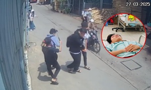 Nam sinh bị nhóm thanh thiếu niên dùng hung khí đánh tới tấp, ngã gục giữa đường