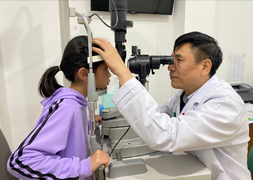 Tìm lại thị lực cho bé gái 10 tuổi mắc chứng đục thủy tinh thể bẩm sinh