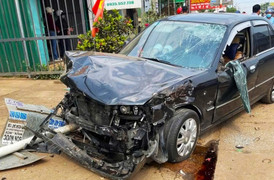 Ô tô tông xe máy kéo tại Đắk Lắk, 3 người nhập viện cấp cứu