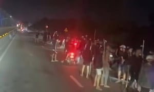 Bắt nhóm hơn 50 thanh niên cầm hung khí hỗn chiến lúc nửa đêm ở Nha Trang