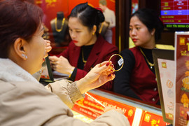 Chuyên gia: Giá vàng khó giảm mạnh, thận trọng khi 'lướt sóng', đầu tư