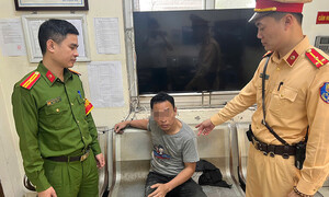 Khống chế kẻ nghi 'ngáo đá', tấn công người đi đường ở Hà Nội