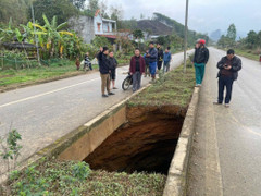 ‘Hố tử thần’ sâu hơn 5 mét xuất hiện giữa đường quốc lộ ở Bắc Kạn