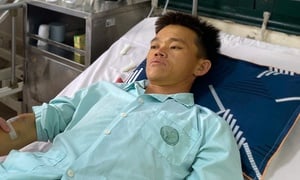 Anh nguy kịch, em nhịn đói dành tiền, bố nghẹn ngào 'nhà không còn gì để bán'