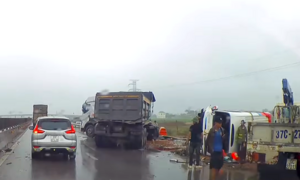 Ô tô chở học sinh bị xe tải đâm lật nghiêng trên cao tốc, 2 cô giáo bị gãy chân