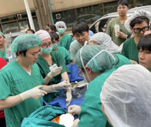 Bác sĩ Thái Lan phẫu thuật ngoài trời do động đất 