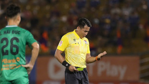 Cận cảnh trọng tài gây tranh cãi khiến CLB Bình Dương suýt mất chiến thắng