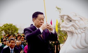 Ông Nguyễn Trọng Nghĩa dâng hương tưởng nhớ anh hùng liệt sĩ tại Bình Định