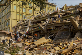 Người Myanmar tuyệt vọng dùng tay đào bới cứu nạn nhân sau thảm họa động đất