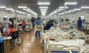 Cung thể thao biến thành bệnh viện dã chiến cứu bệnh nhân động đất ở Thái Lan