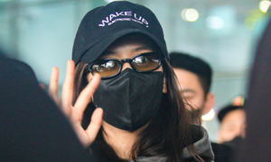 Jisoo đến Hà Nội, fan vây kín ở sân bay