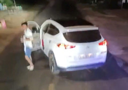 Xác minh thông tin thanh niên 'chơi ngông', đỗ xe con chặn đường