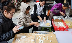 Xếp hàng mua bánh trôi, bánh chay ngày Tết Hàn thực