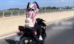 Buông cả hai tay khi đi xe máy bị phạt bao nhiêu tiền?