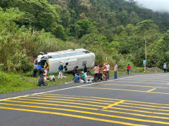 Lật xe khách chở 25 người trên đèo Khánh Lê, 6 người bị thương