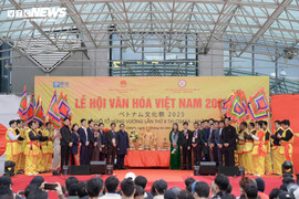 Tái hiện lễ Giỗ tổ Hùng Vương, các 'anh trai' biểu diễn ở Nhật Bản