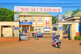 Nữ bác sĩ bị người nhà đấm vào mặt, đầu