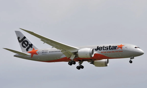 Hành khách cố mở cửa máy bay, máy bay phải quay đầu