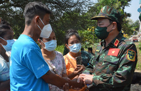 Người đàn ông Myanmar xúc động cảm ơn bộ đội Việt Nam tìm thấy thi thể cha mình