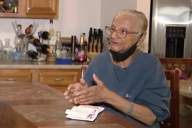 Tuyệt vọng tìm tấm vé số trúng 68 tỷ đồng quên trong chiếc áo đem tặng từ thiện