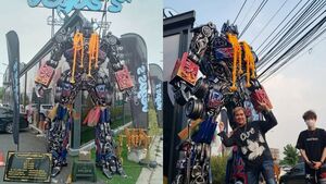Đua nhau thắp hương cúng robot Transformer trước quán cà phê để cầu trúng xổ số