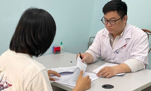 Rệu rã vì xuyên đêm 'hóng drama' trên mạng xã hội