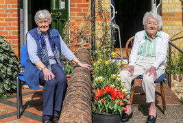 Hai cụ bà 101 tuổi sinh nhật cùng ngày, 45 năm là hàng xóm sát vách