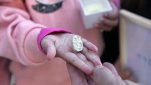 Bé gái 3 tuổi phát hiện báu vật cổ 3.800 năm