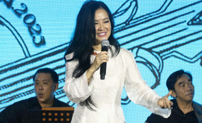 Khán giả đội mưa xem Hồng Nhung trở lại sân khấu sau 3 lần xạ trị ung thư