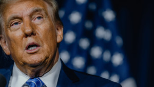 Ông Trump sa thải diện rộng nhân viên y tế